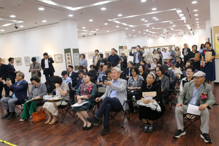 전시회 기념행사에 참석한 수원 시민들
