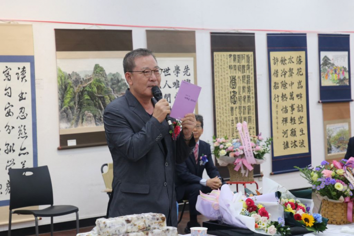 축사를 하고 있는 김운기 수원문인협회장