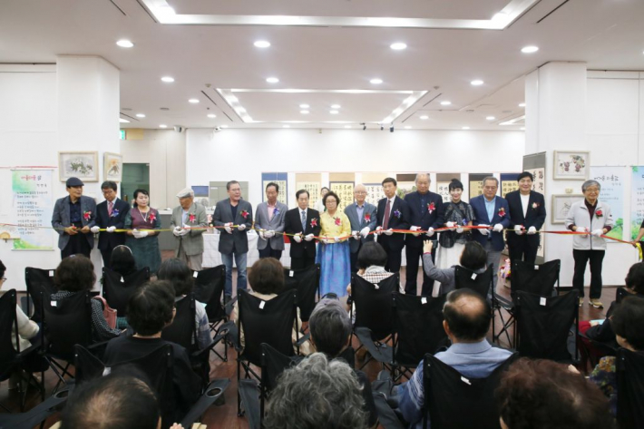 1부 행사가 끝나고 전시장 입장에 앞서 테프를 절단하고 있다.