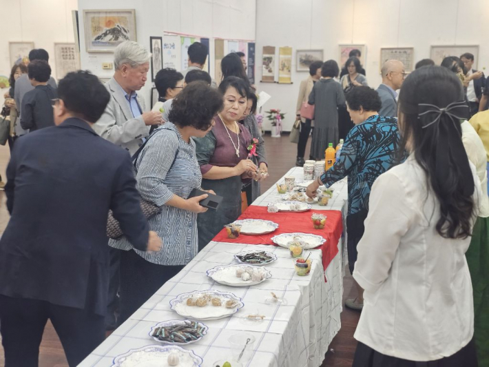 관람회 공식 행사가 끊나고 참석자들이 다과회를 하는 모습