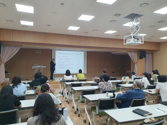 한시준(전) 독립기념관장이 대한민국 임시정부가 독자적 연호 사용한 부분에 대해 설명하고 있다. 