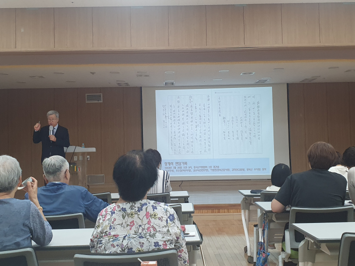 한시준(전) 독립기념관장이 대한민국 임시정부 요인들과 장개석 면담 기록을 설명하고 있다. 