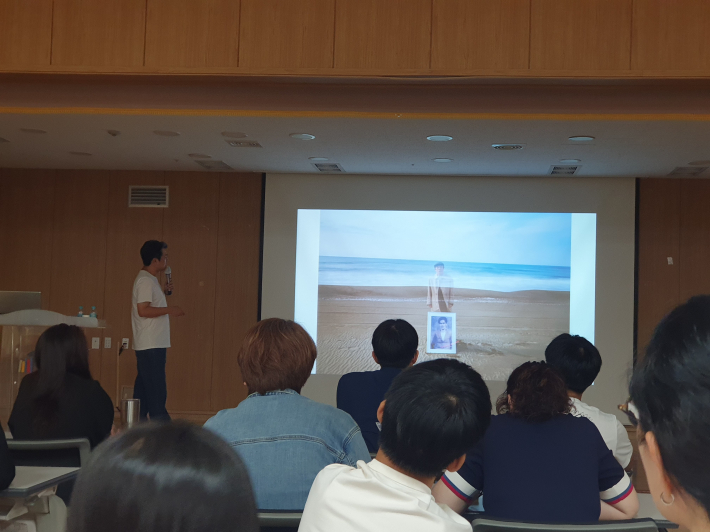 김동우 작가는 사진으로 역사를 기록하는 작가의 연구와 답사 과정을 설명하고 있다.  
