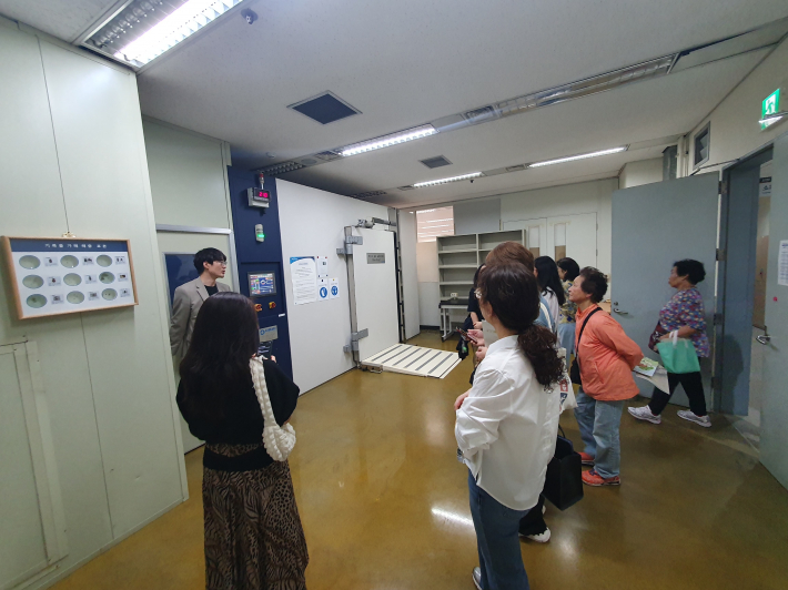 안내 선생님이 소독실에서 기록물의 소독 방법에 관해 설명하고 있다. 