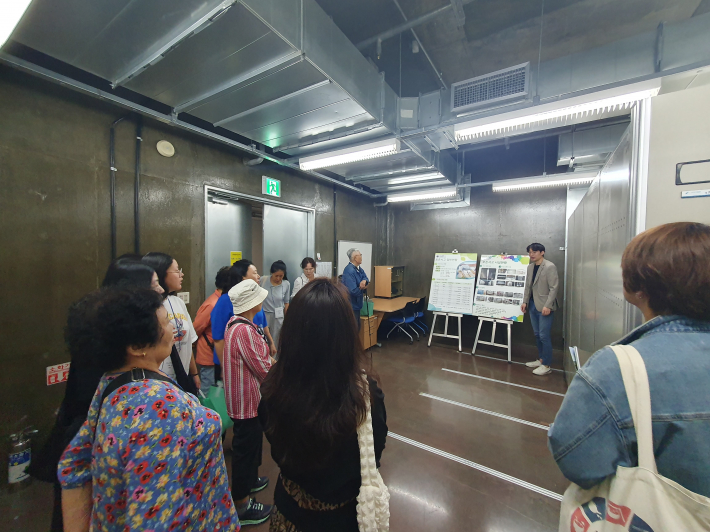 안내 선생님이 보존서고 시설 현황에 관해 설명해주고 있다. 