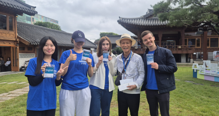네 명의 글링이가 시민기자와의 기념사진을 요청했다.