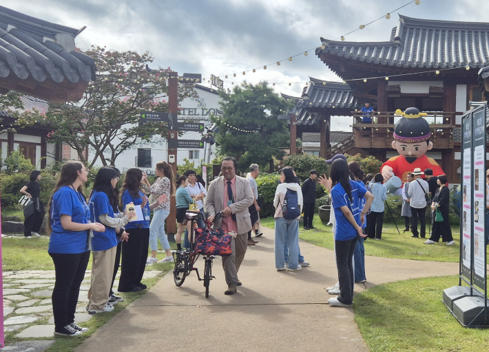 두 줄로 서서 관광객을 맞이하는 글링이