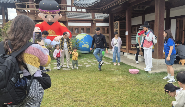 외국인 제기차기에서 글링이(오른쪽)가 함께하고 있다.