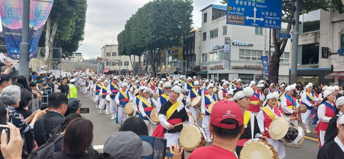 300명의 풍물단 행진이 장관을 이루고 있다.