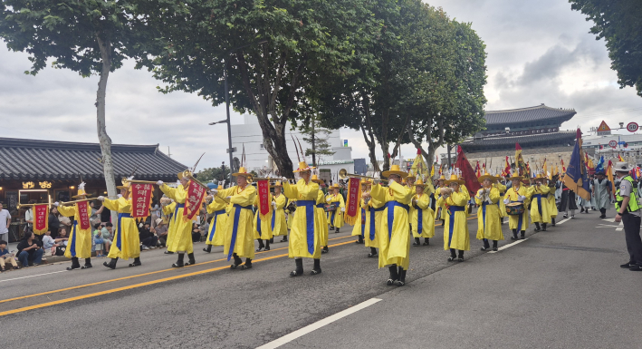 수원 대취타단의 시가행진
