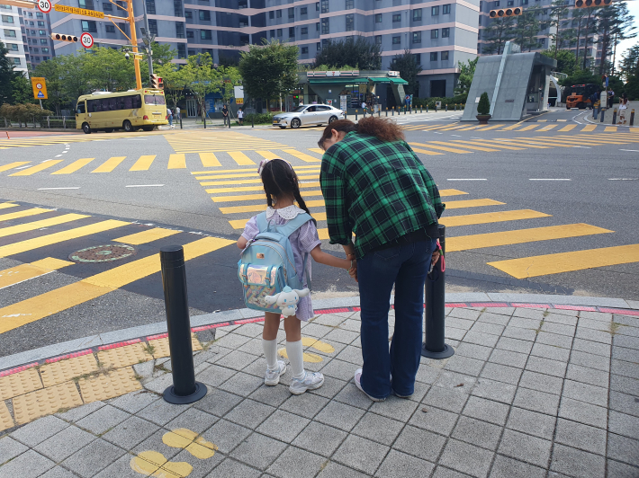 동행이 필요한 초등 저학년 아동과 새빛돌보미가 하교 동행을 하고 있다.   