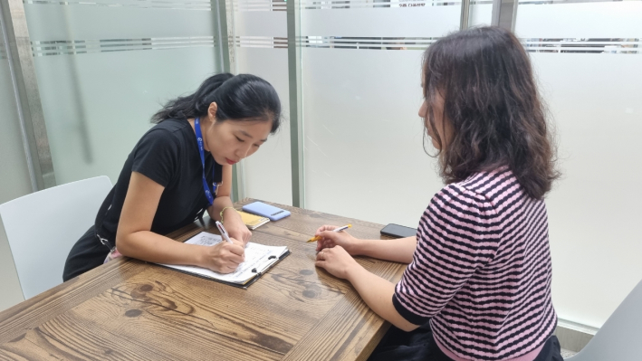 권선2동 행정복지센터에서 동행돌봄 서비스 신청서를 작성하고 있다. 