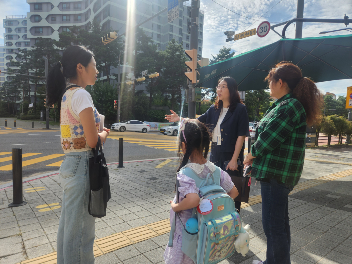 동 돌봄플래너가 현장 방문하여 새빛돌보미와 앞으로 어떻게 동행돌봄 서비스가 이루어지는지 설명해 주고 있다. 