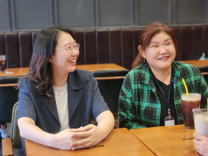 수원시휴먼서비스센터 담당자(왼쪽), 권선2동 통장(오른쪽) 동행돌봄 서비스 피드백 인터뷰