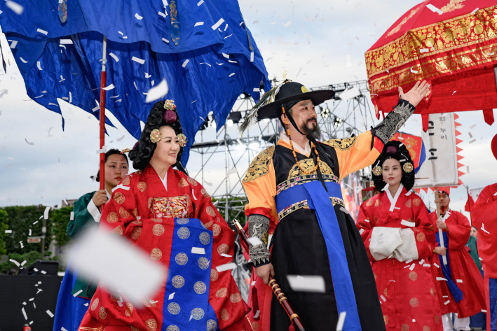 사진1)2025 정조대왕 능행차 공동재현 행렬.    