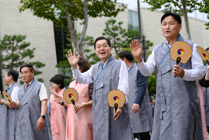 사진2)이재준 수원시장(왼쪽)이 시민들과 함께 축제를 즐기고 있다.    