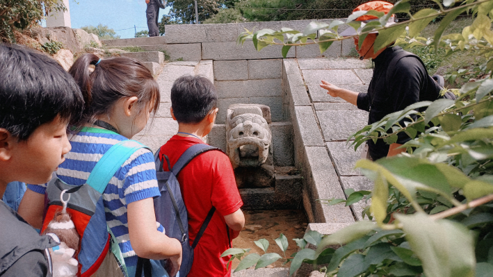  석각 이두에서 뿜어져 나와 다시 수원천으로 흐른다