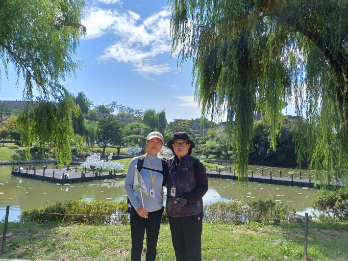 김범순(오른쪽)⸱이보훈 수원팔색길 해설사 다정한 모습