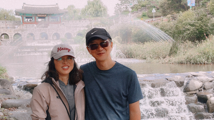 영통에서 참여한 젊은 부부 서홍철⸱장미화 부부의 팔색길 기념사진