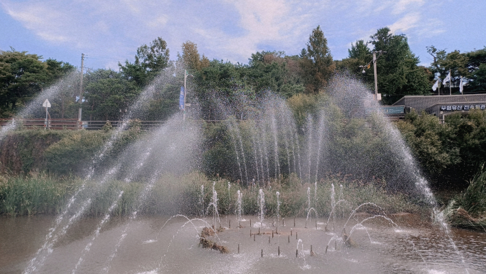물보라 치는 아름다운 서호천