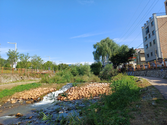 졸 졸졸 시냇물이 흐른다.