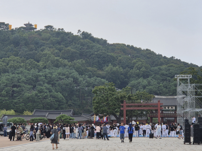 정조의 숨결을 따라 거니는 수원화성, 명절의 여유를 담다