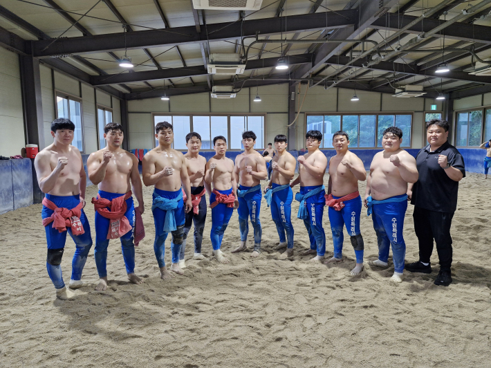 수원시청 씨름단 감독과 선수들이 추석 장사대회 선전을 다짐하고 있다.  