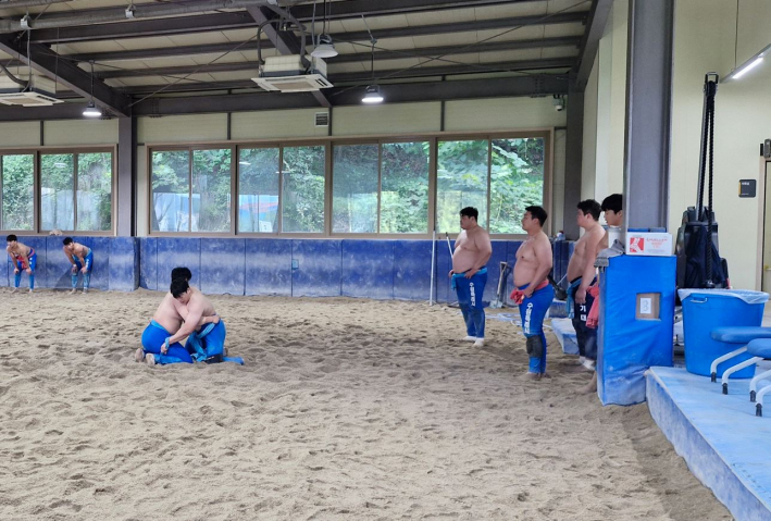 선수들이 실천처럼 연습 경기를 하고 있다.