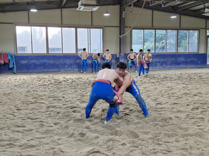 중심을 빼앗기지 않으려고 몸을 최대한 숙이고 있다.   