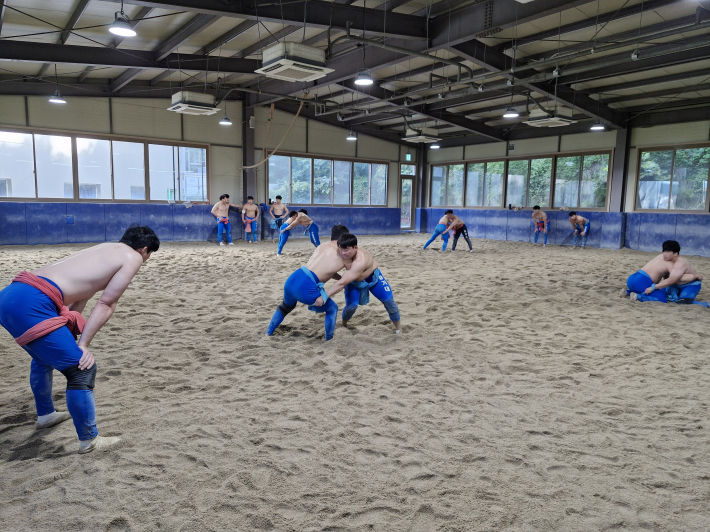 동료끼리 코치하며 훈련하고 있다. 