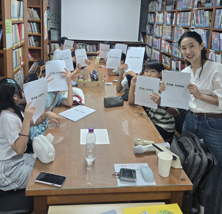 정2새마을문고에서 한국사 특강을 진행하고 있다.