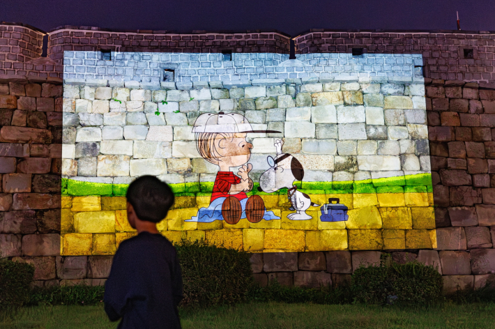 사진4) 올해 미디어아트에서 피너츠사와 협업으로 수원화성 성벽에 스누피 캐릭터가 비춰지고 있다.    