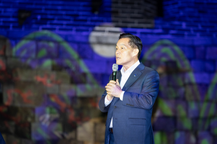 사진5) 이재준 수원시장이 지난 9월27일 2025 수원화성 미디어아트 개막식에서 인사말을 하고 있다.    