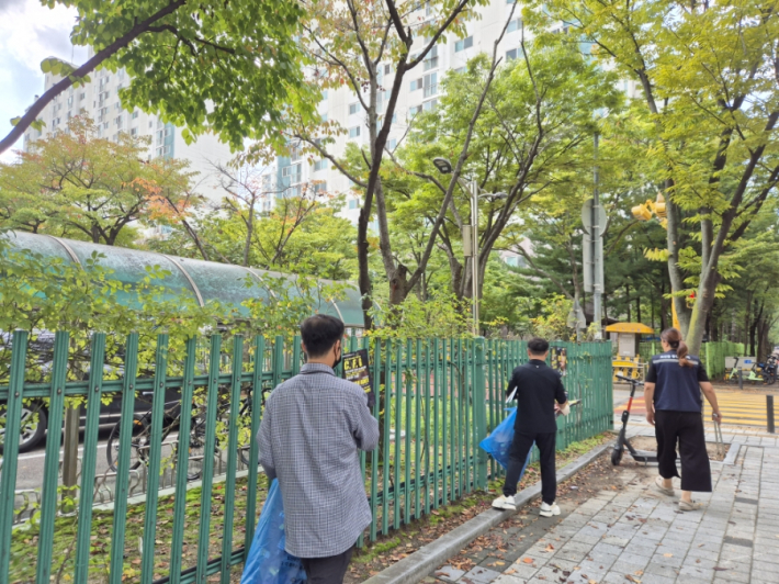 반복적으로 광고지를 불법으로 부착하는 행위에 대해서는 단속이 필요하다