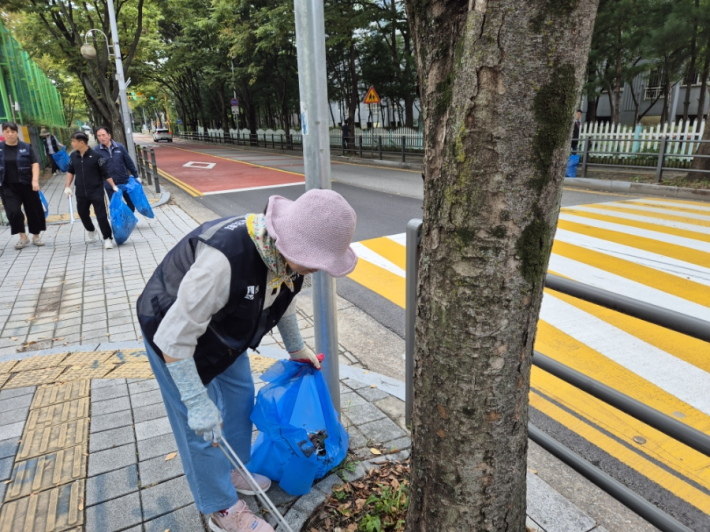 아파트와 도로 조경수 울타리 사이는 음료수 캔이나 작은 과자 비닐봉지가 버려져 있었다.