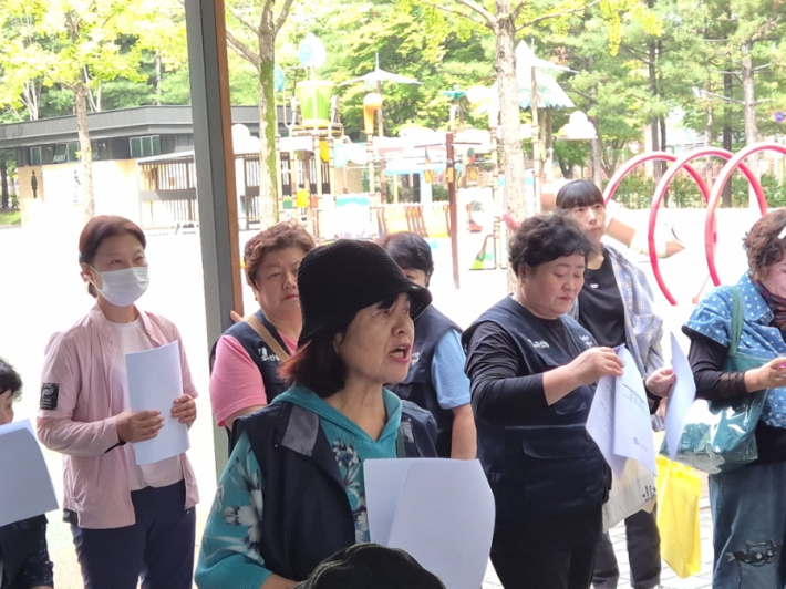 김인숙회장  주민들의 쾌적한 거리 통행을 위하여 대청소에 적극적으로 참여해 주신 통장님들 고맙습니다