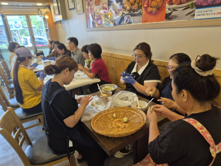 9월 27일 조원1동에서 다문화가정과 함께 송편 빚기 행사를 진행하였다.