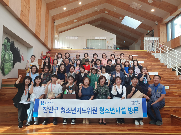 청소년지도위원들이 칠보청소년청년센터에서 시설방문 및 역량강화 교육  기념촬영을 하고 있다.