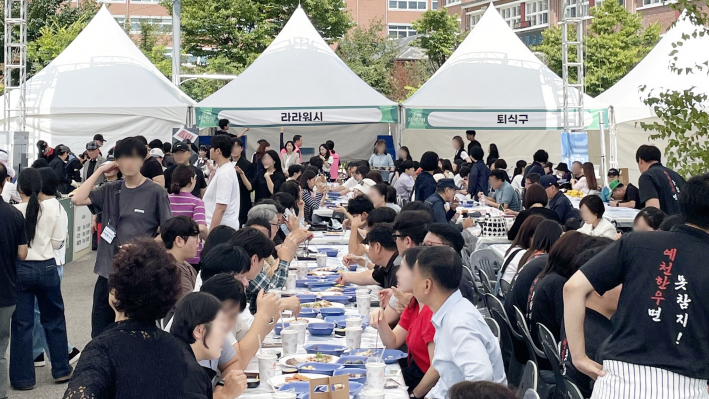 수원음식문화박람회를 찾은 시민들이 라라워시 다회용기를 적극 활용하며 환경보호 실천에 동참했다.