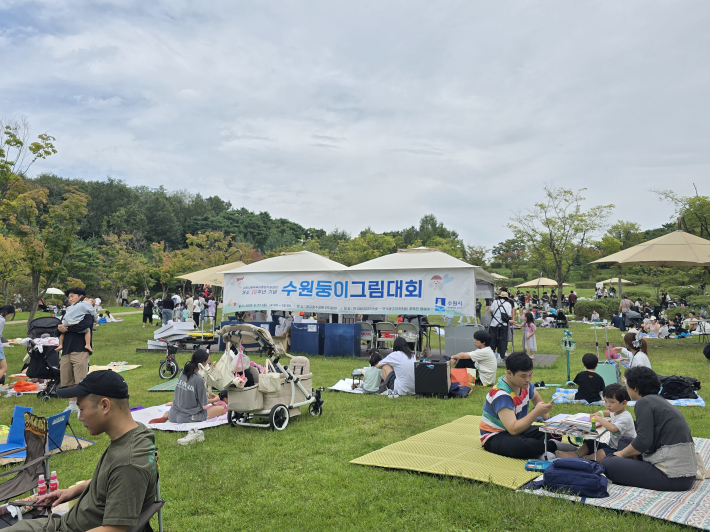 수원둥이 그림대회' 행사장 전경, 가족 단위 참가자들로 북적이는 모습