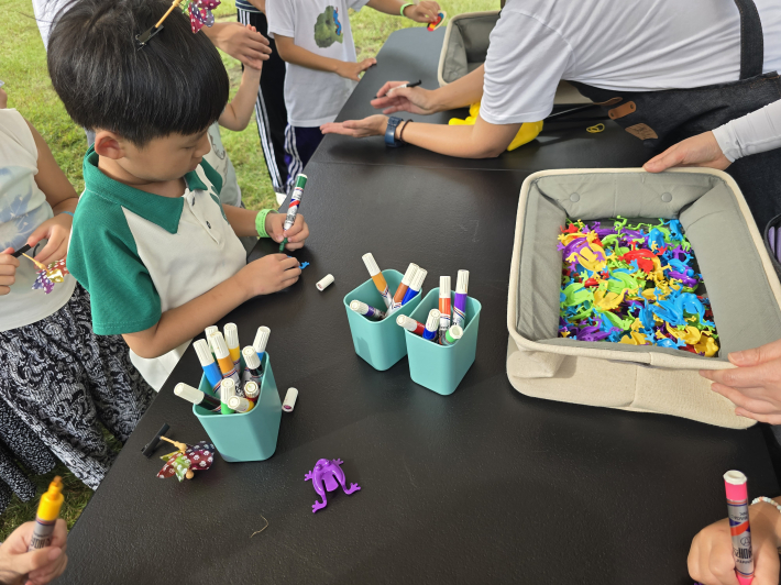 체험부스에서 즐겁게 활동하는 아이