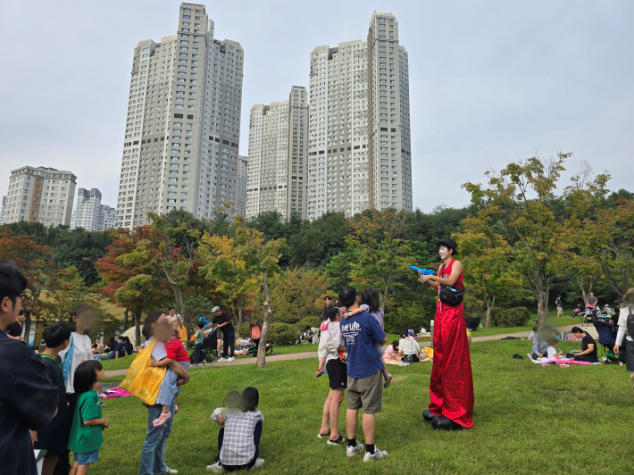 풍선아트로 아이들에게 즐거움을 선사하는 삐에로 