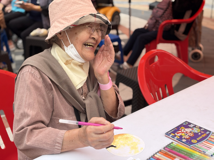 한가위 한마당 민속놀이 잔치에 참여한 주민이 소원을 적고 있다.