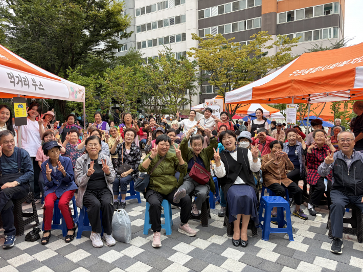 한가위 한마당 민속놀이 잔치에 참여한 지역주민들과 단체사진을 촬영하고 있다.