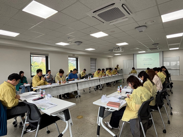 9월 30일 영흥수목원 가든교육장에서 '소나무재선충병 긴급 중앙방제대책회의'를 열고 있다.