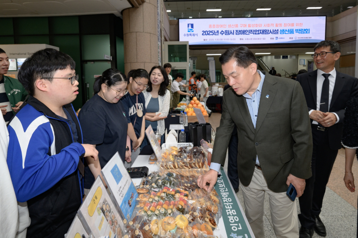 이재준 수원시장이 박람회에 출품한 물품을 살펴보고 있다.