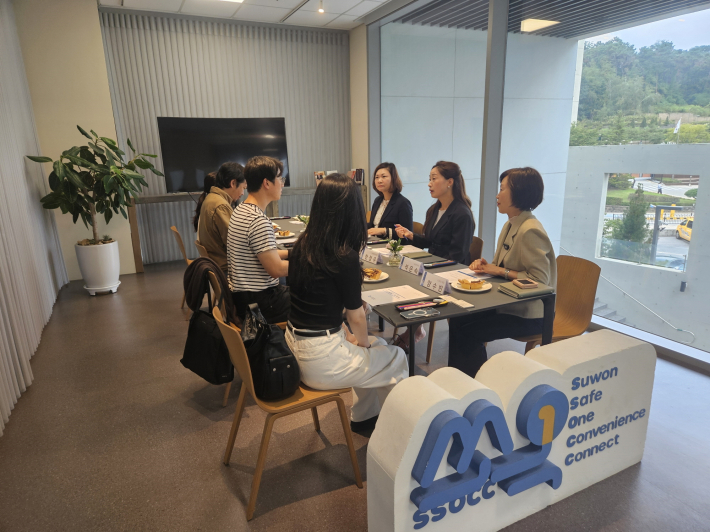 김은주 수원시 여성가족국장과 수원시 1인가구 시민네트워크 관계자들이 간담회를 하고 있다.