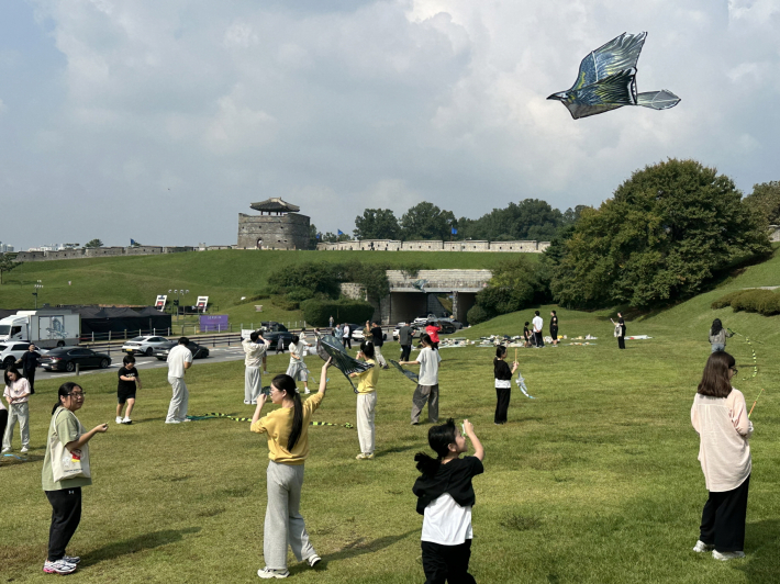 이주배경청소년들이 함께 추석 문화 피크닉 체험을 하고 있다.