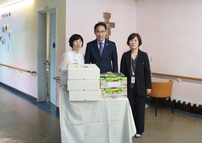 장안구, 아녜스의 집에 추석 선물 전달