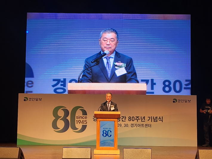 창간기념사를 전하는 홍정표 경인일보 대표이사 사장